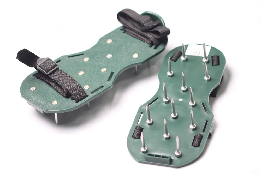 Rasenbelüftungsandalen mit 13 Bodennägeln