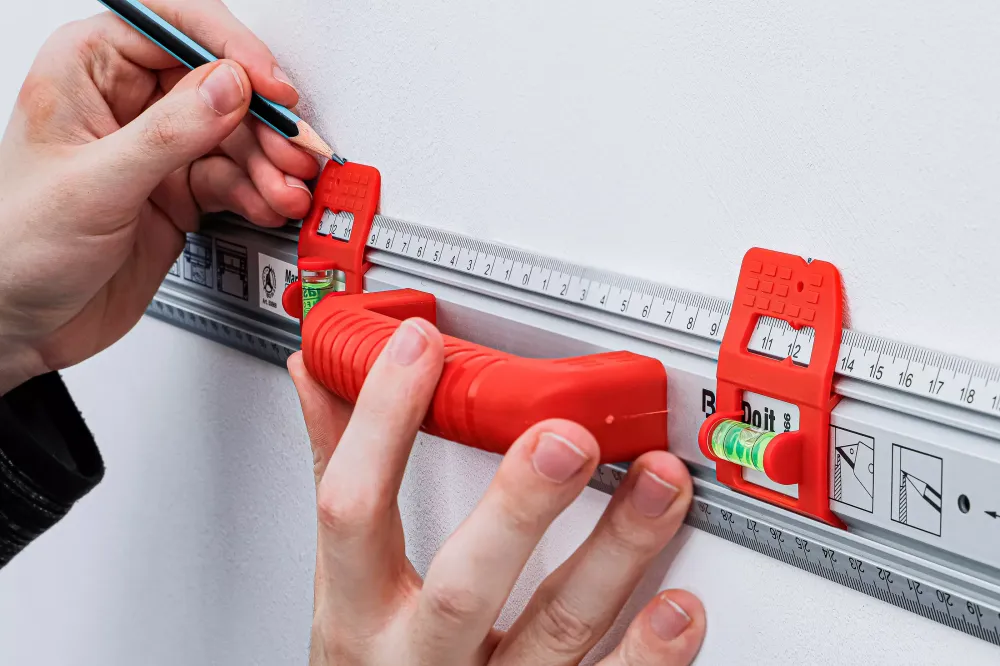 Schneid- und Markierlineal mit Griff und Wasserwaage 750 mm